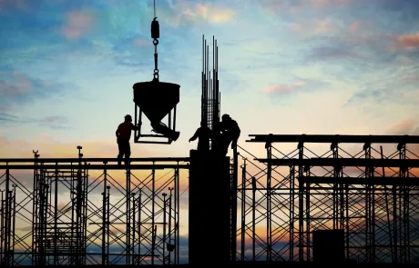 Imagem ao anoitecer de edifício a ser construído